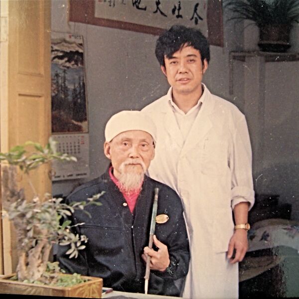 Maître LIU Xin Wu avec Maître ZHANG Zheng Bin dans son cabinet à Chengdu, il y a environ 30 ans.